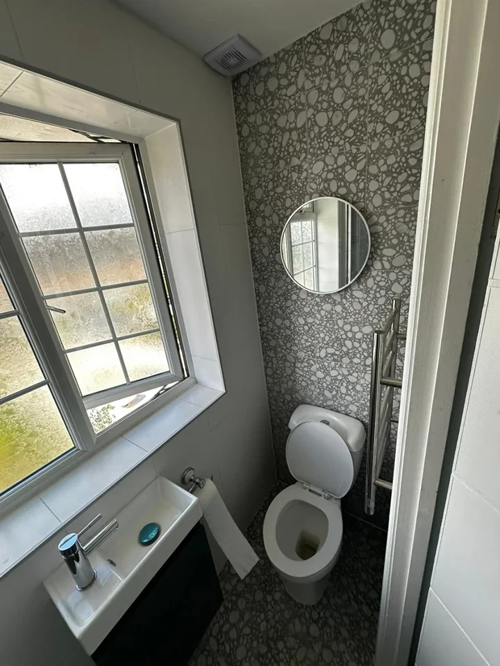 Flat Dunsmore Road in Elmbridge