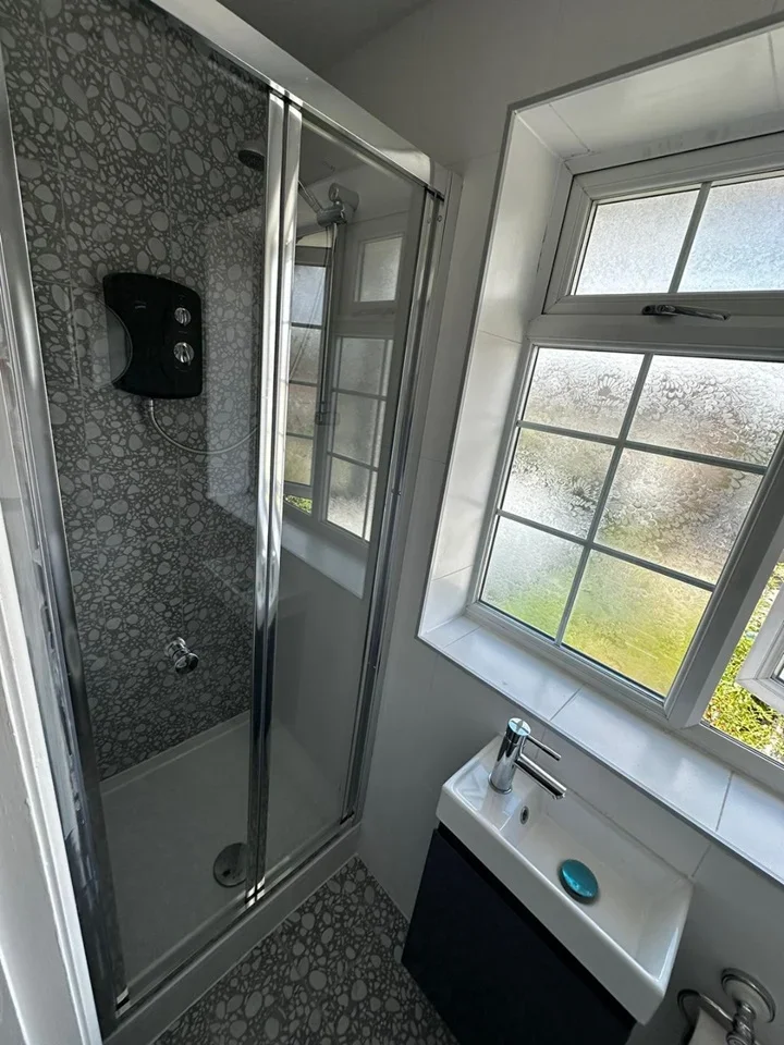 Flat Dunsmore Road in Elmbridge