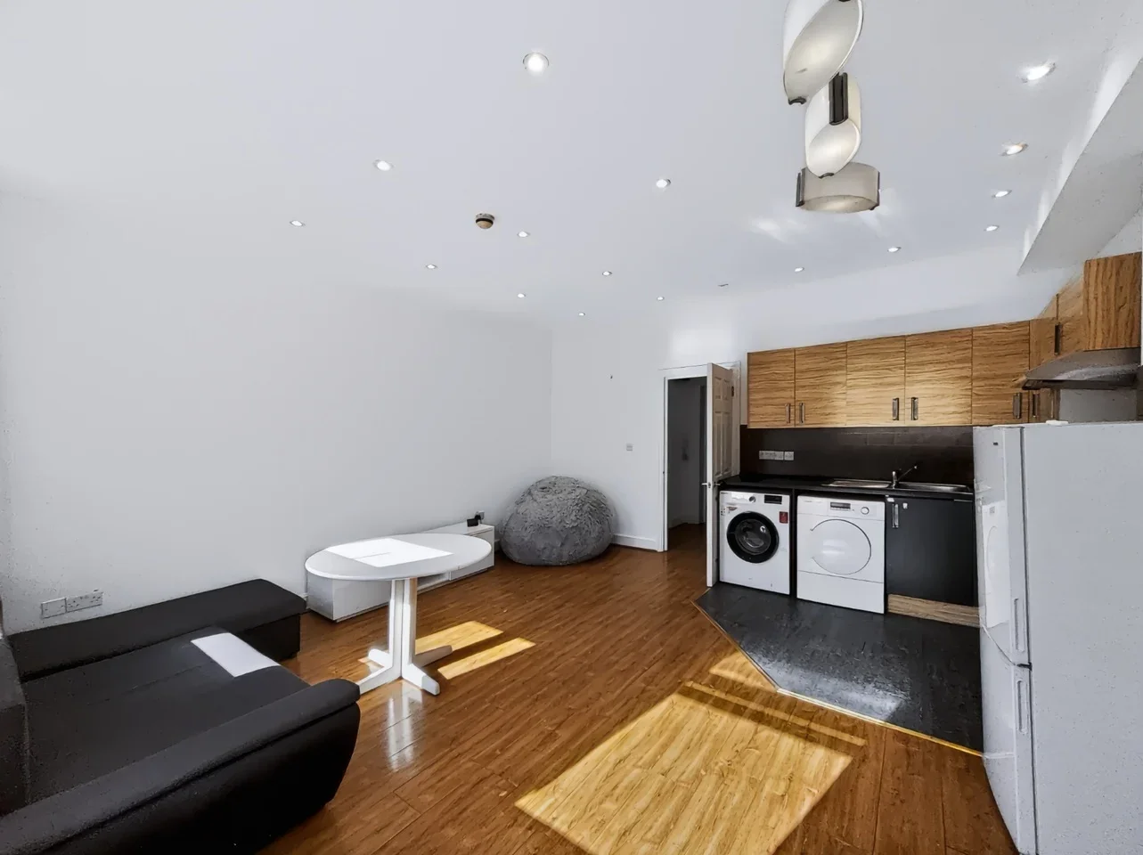 Flat Ruskin Road in Greater London