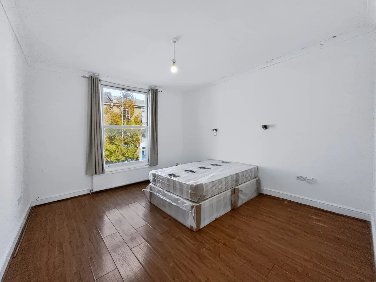 Flat Ruskin Road in Greater London