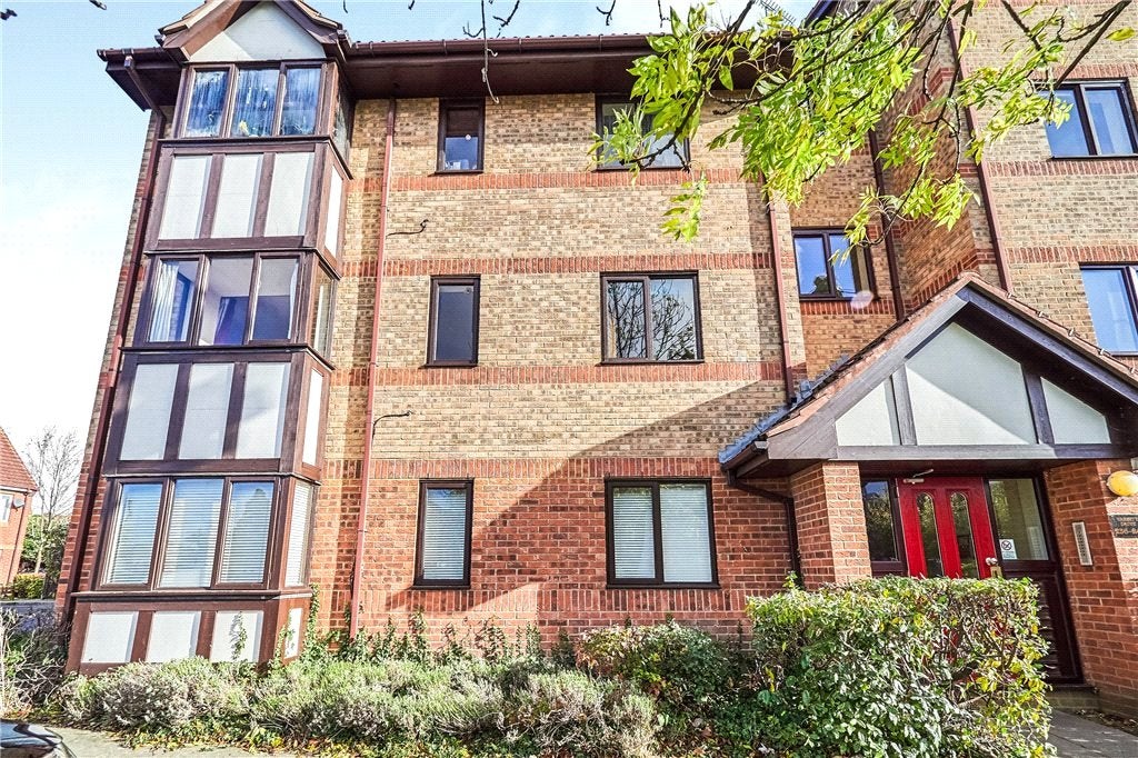 Flat Varsity Drive in Greater London