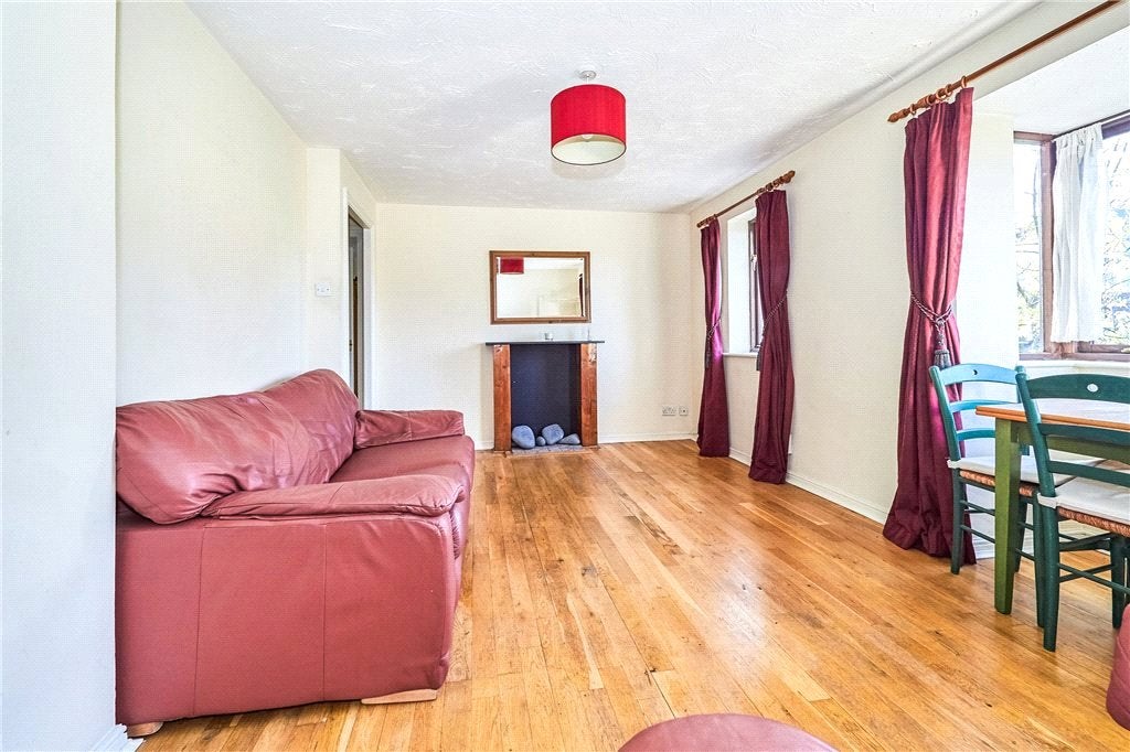 Flat Varsity Drive in Greater London