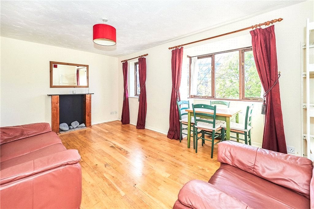 Flat Varsity Drive in Greater London