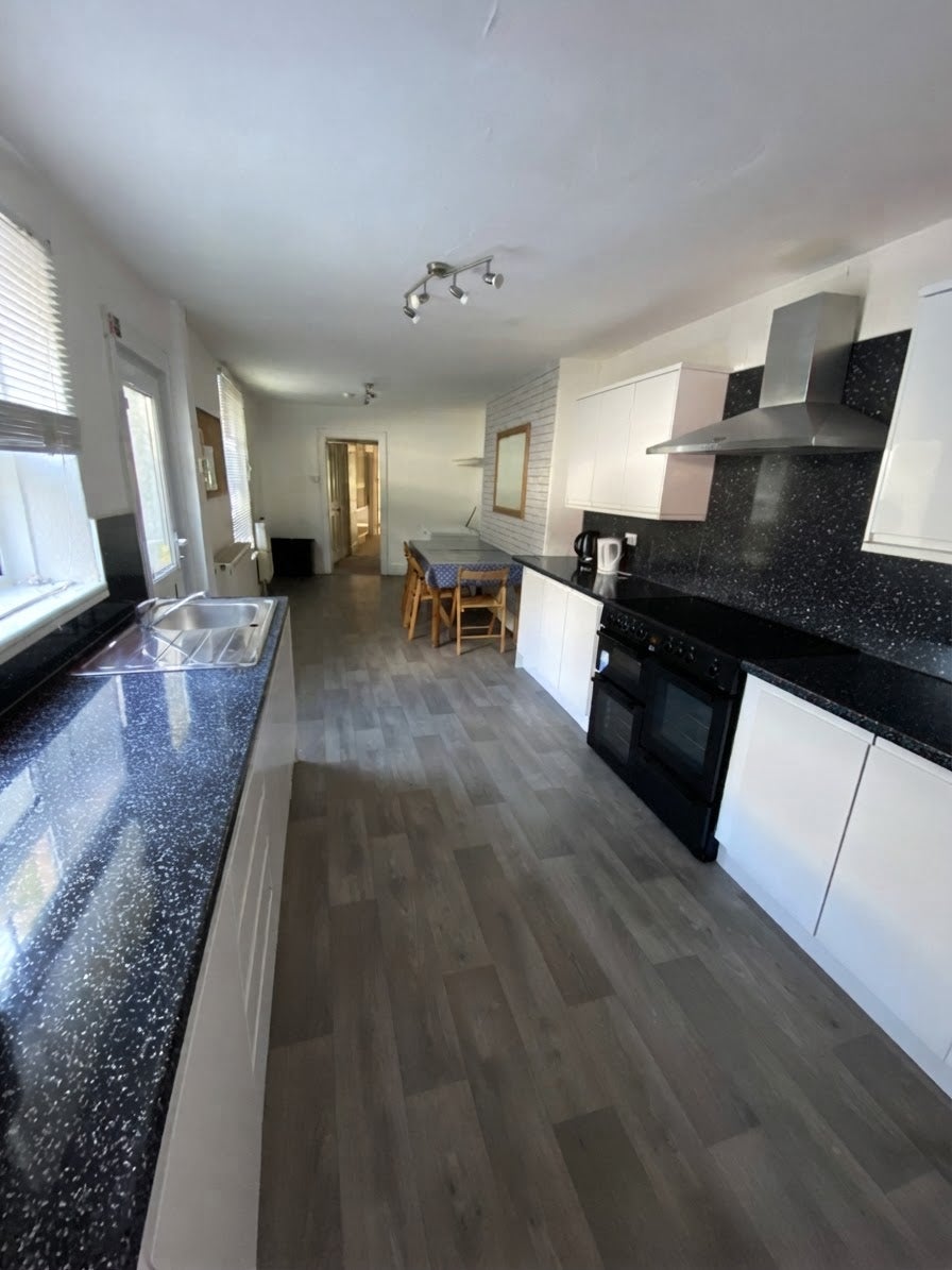 Room North Road East in Plymouth