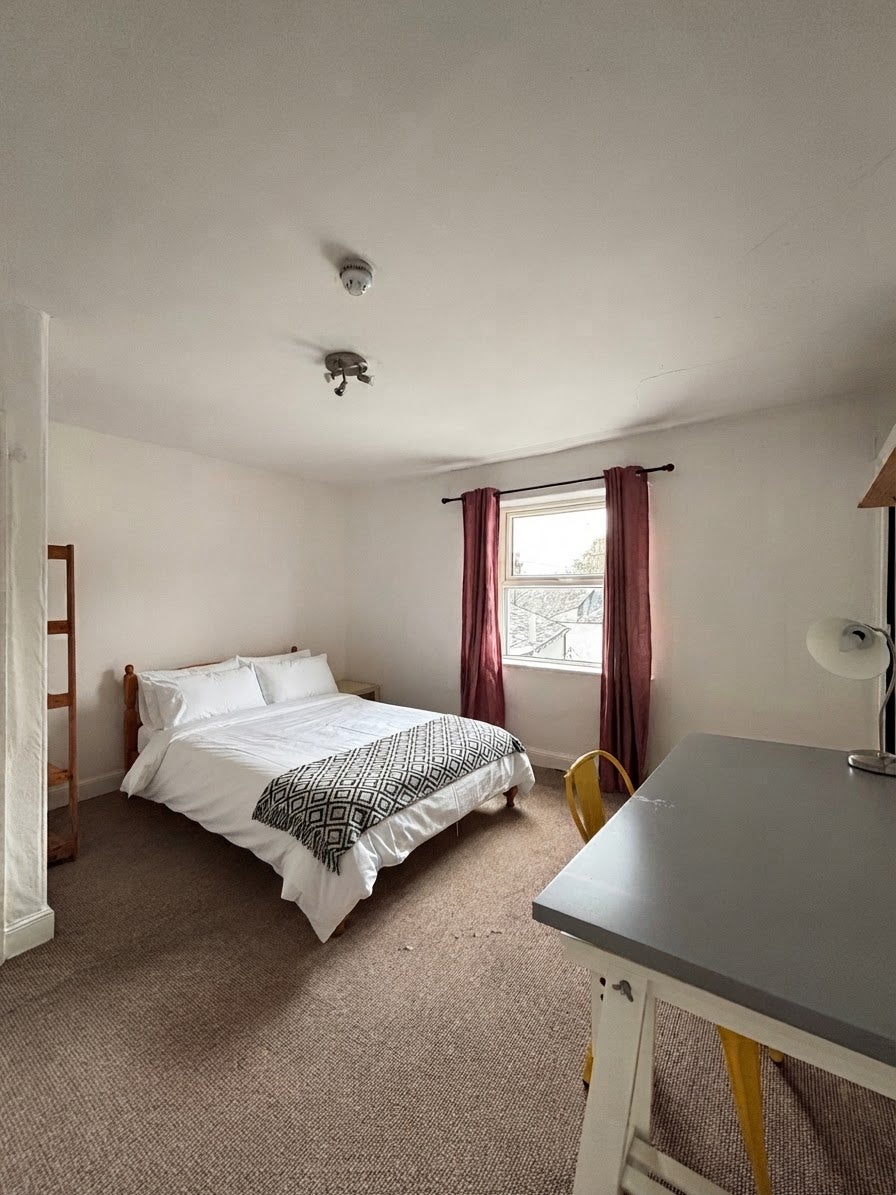 Room North Road East in Plymouth
