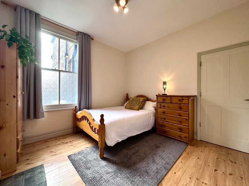 Room Thorntree Road in Greater London