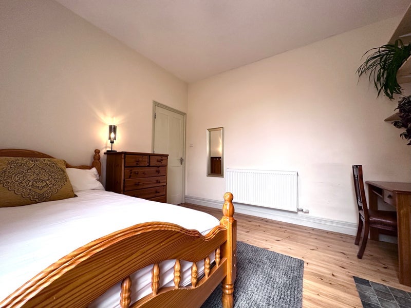 Room Thorntree Road in Greater London