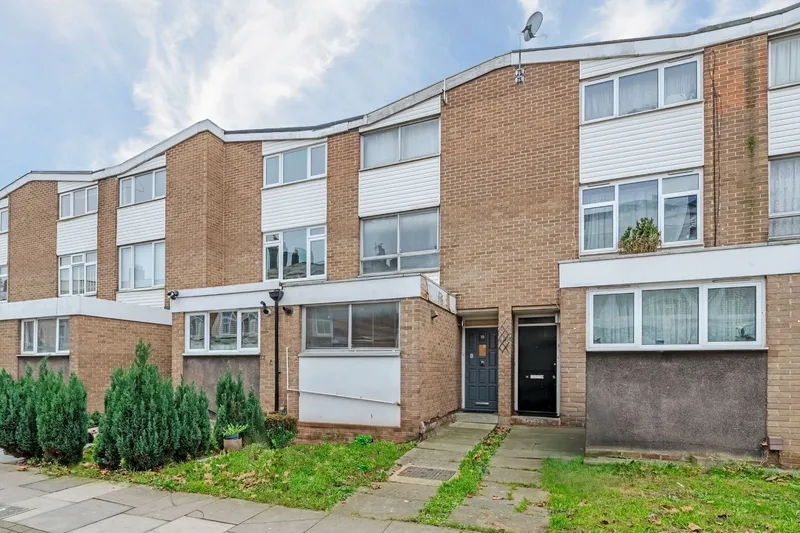 Flat Vines Avenue in Greater London