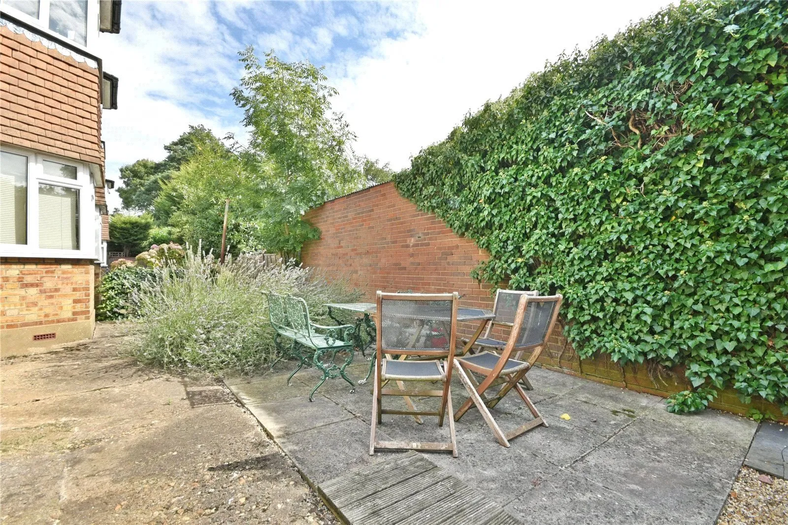 Flat Vines Avenue in Greater London