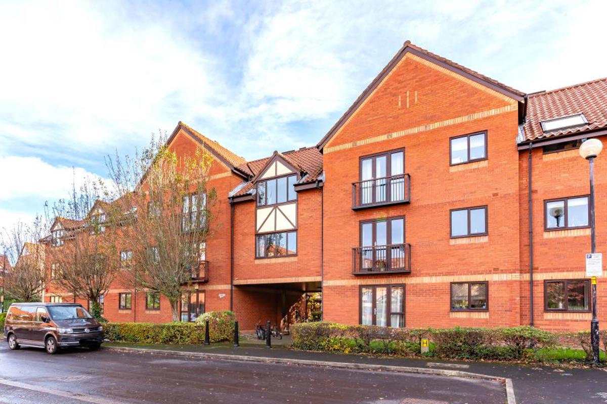 Flat Weare Court in Bristol