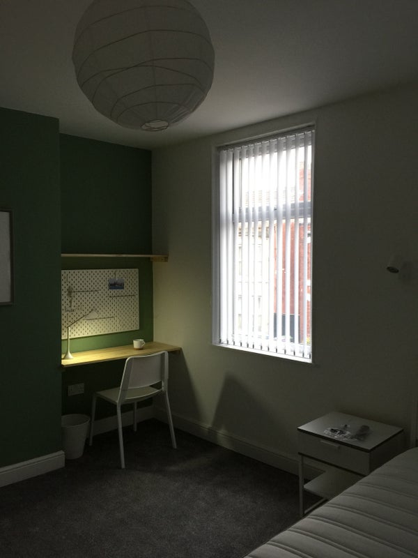 Room Clifton Road in Liverpool