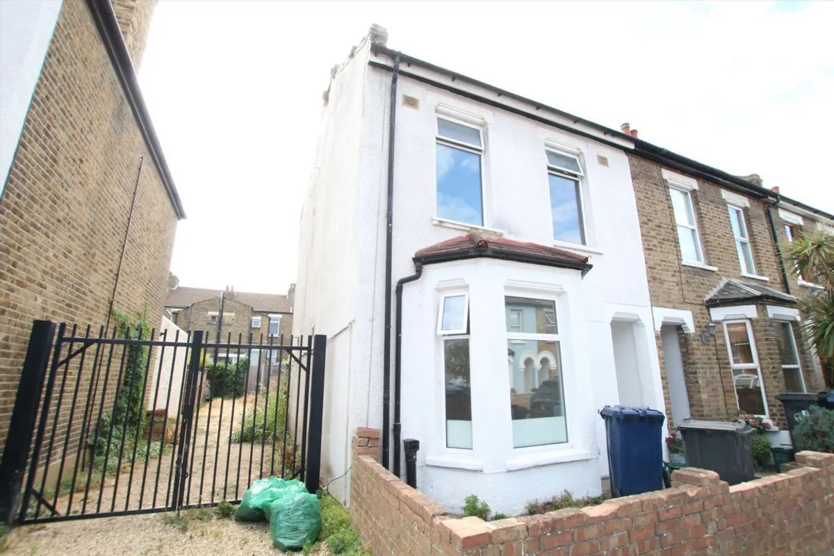 House Oaklands Road in Greater London