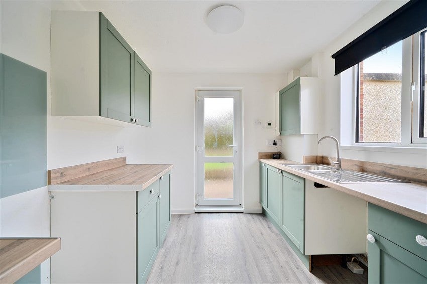 Flat Lincoln Close in Beechwood