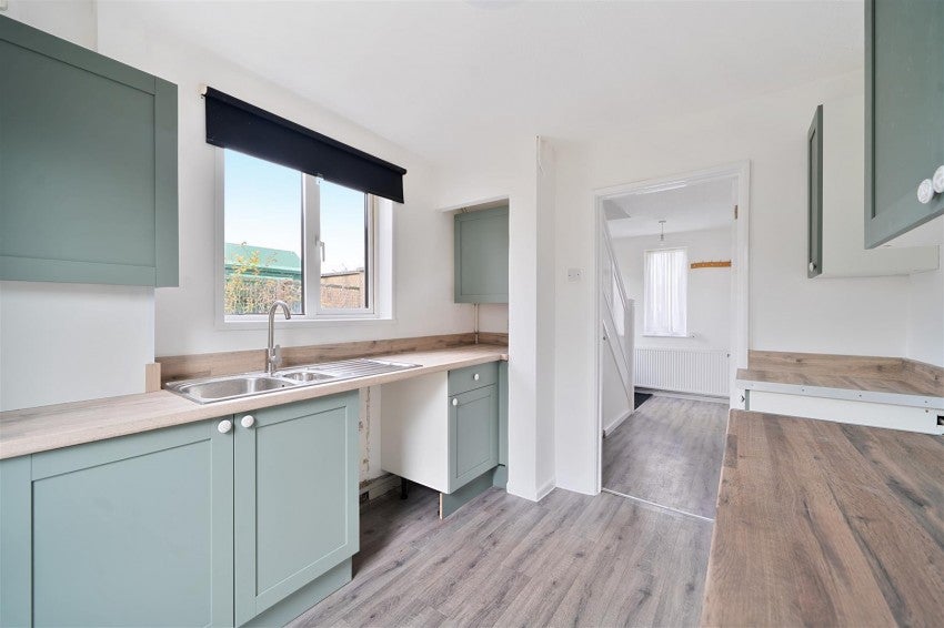 Flat Lincoln Close in Beechwood