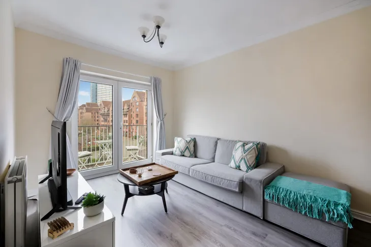 Flat Schooner Close in Greater London