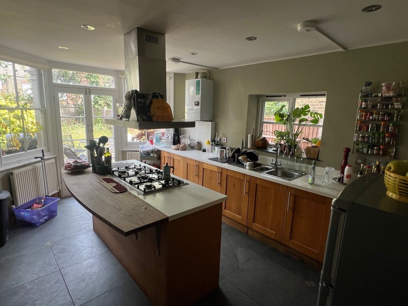 Room Pemberton Road in Greater London