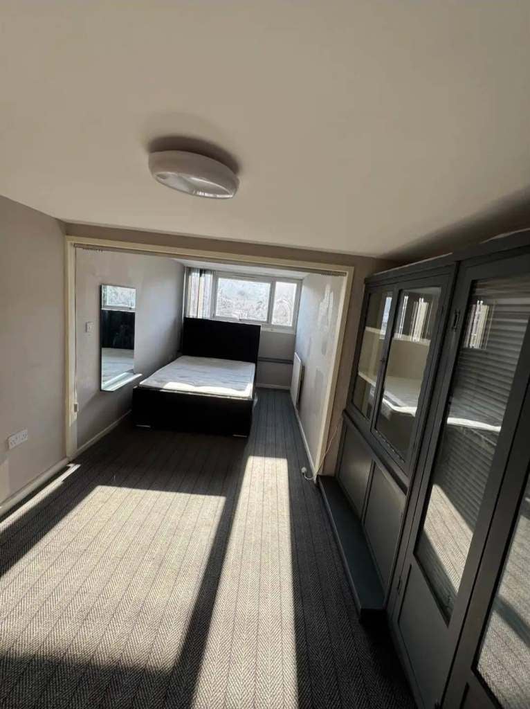 Room Brompton Row in Leeds