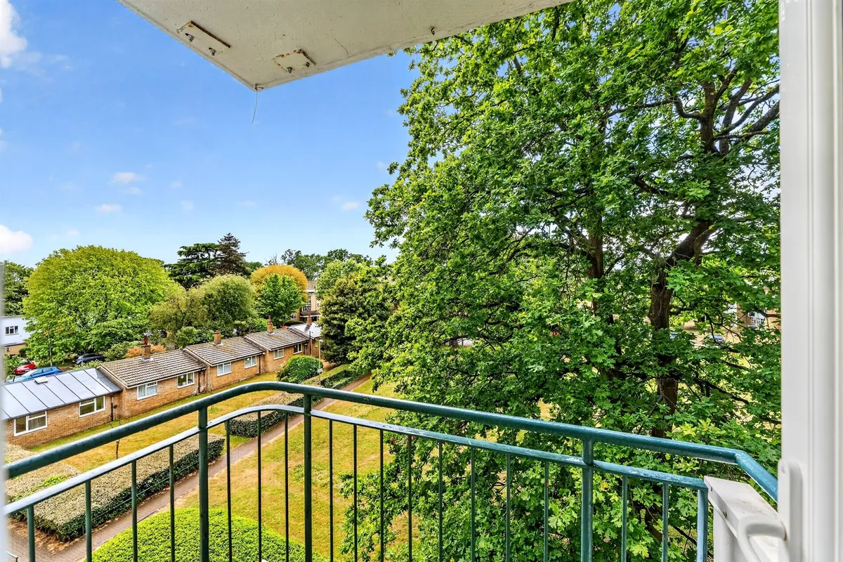 Flat Smithwood Close in Greater London