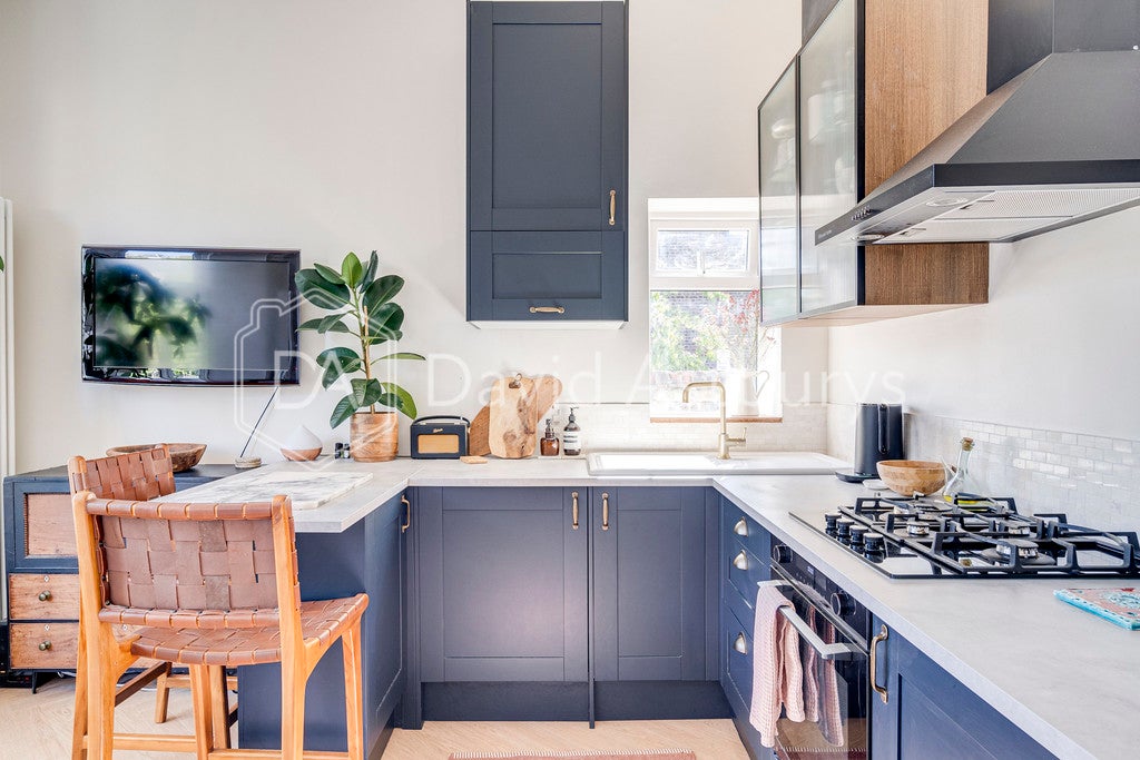 Flat Ossian Road in Greater London