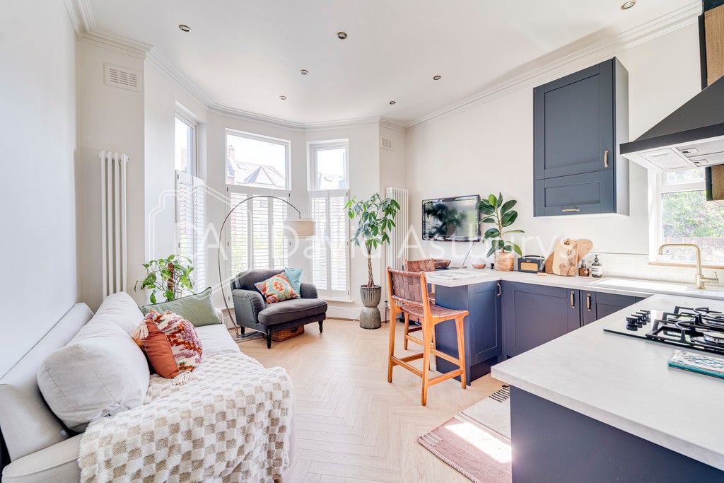 Flat Ossian Road in Greater London