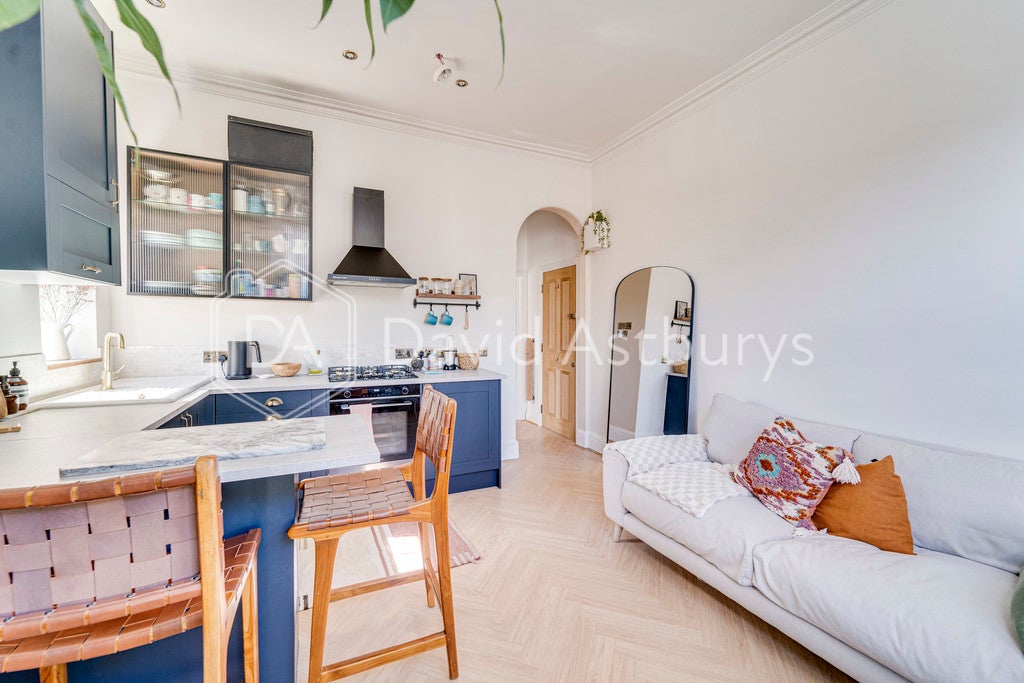 Flat Ossian Road in Greater London