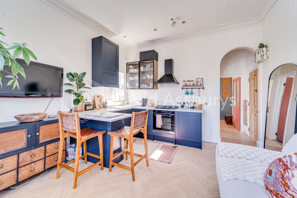 Flat Ossian Road in Greater London