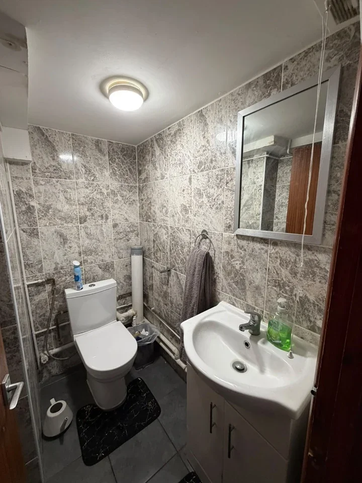 Room Ilford Lane in Greater London