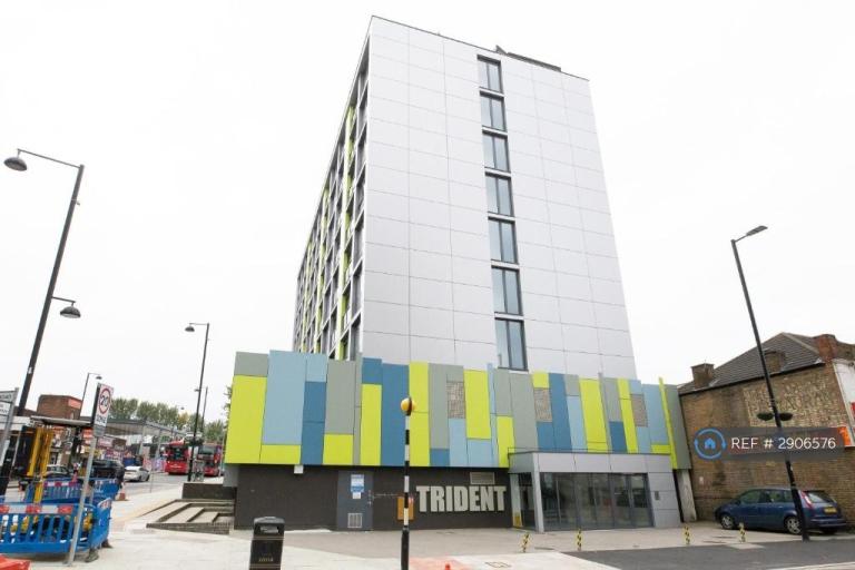 Flat Blyth Road in Greater London