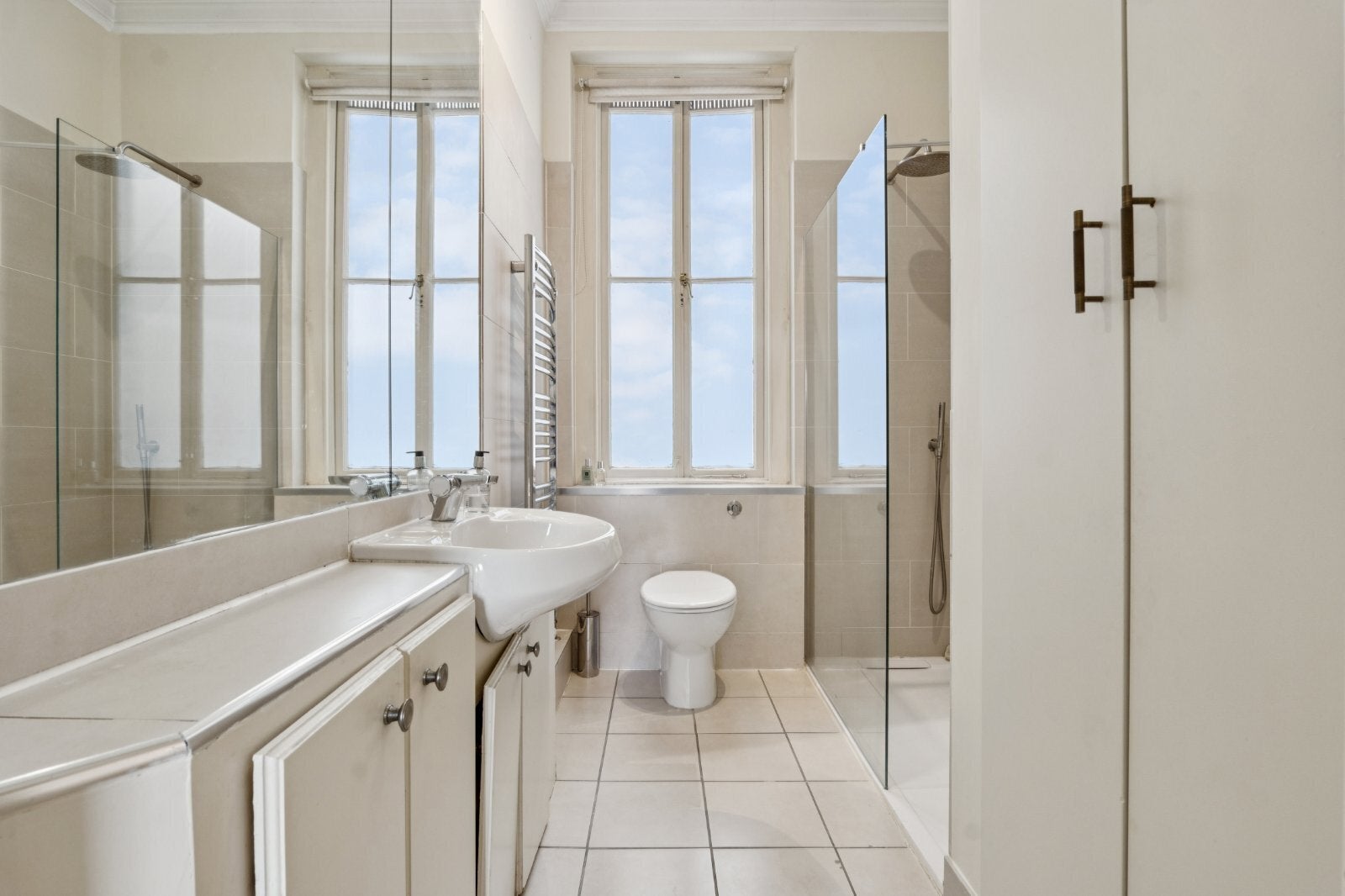 Flat Marloes Road in Greater London