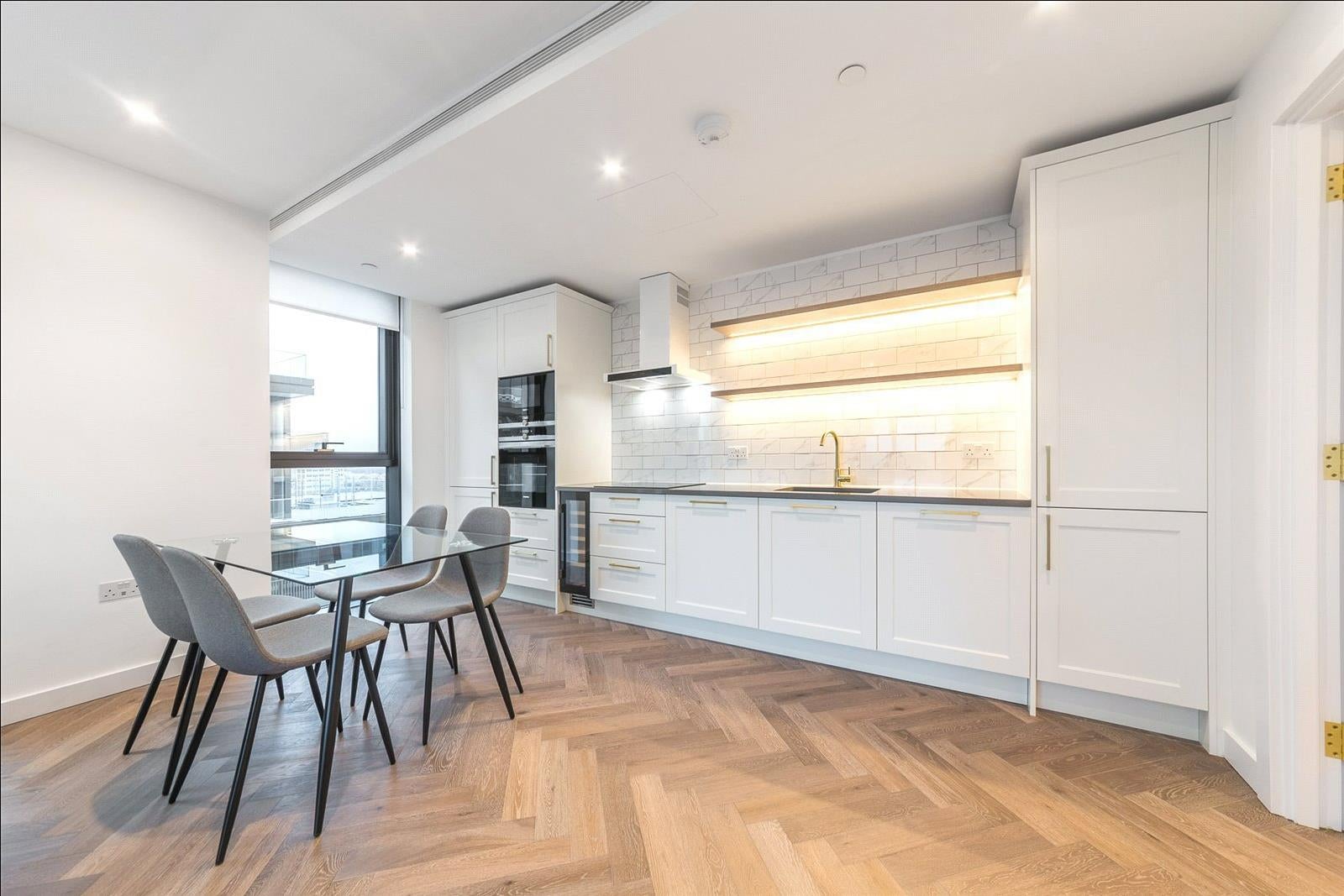 Flat Asher Way in Greater London