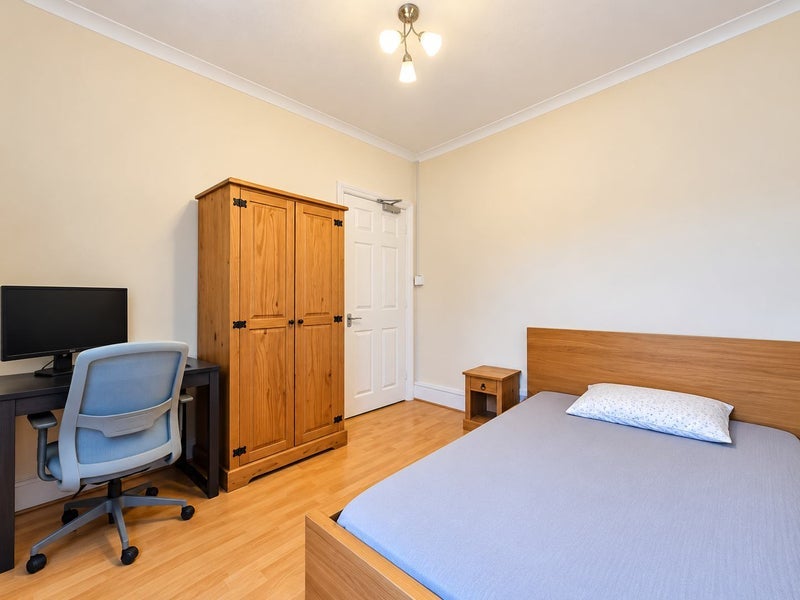 Room Manchester Road in Greater London