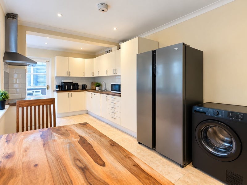 Room Manchester Road in Greater London