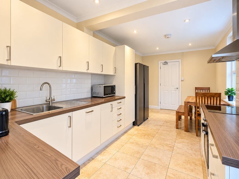 Room Manchester Road in Greater London