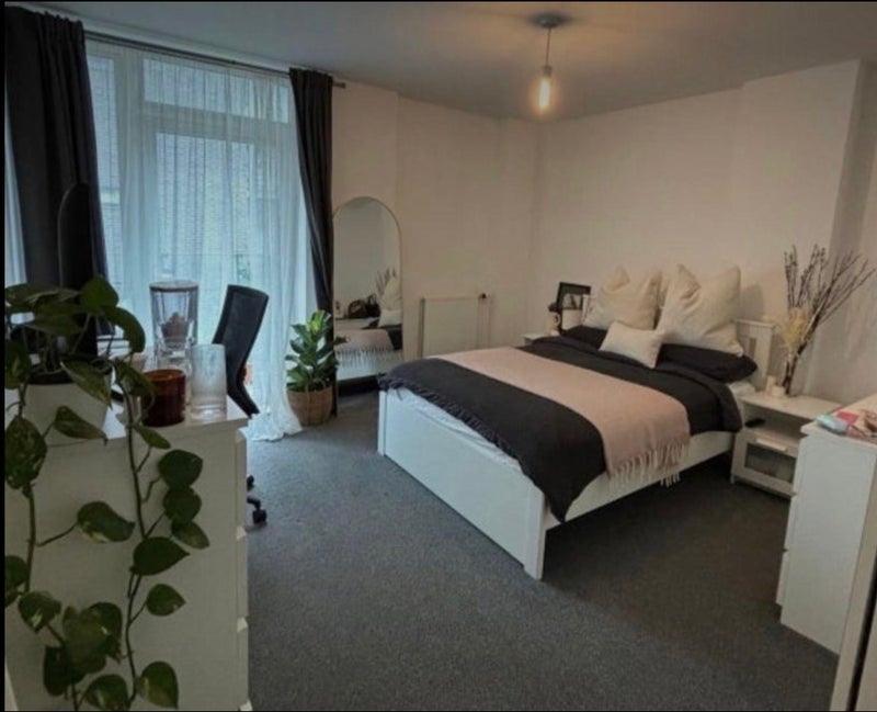 Room Sadler Place in Greater London