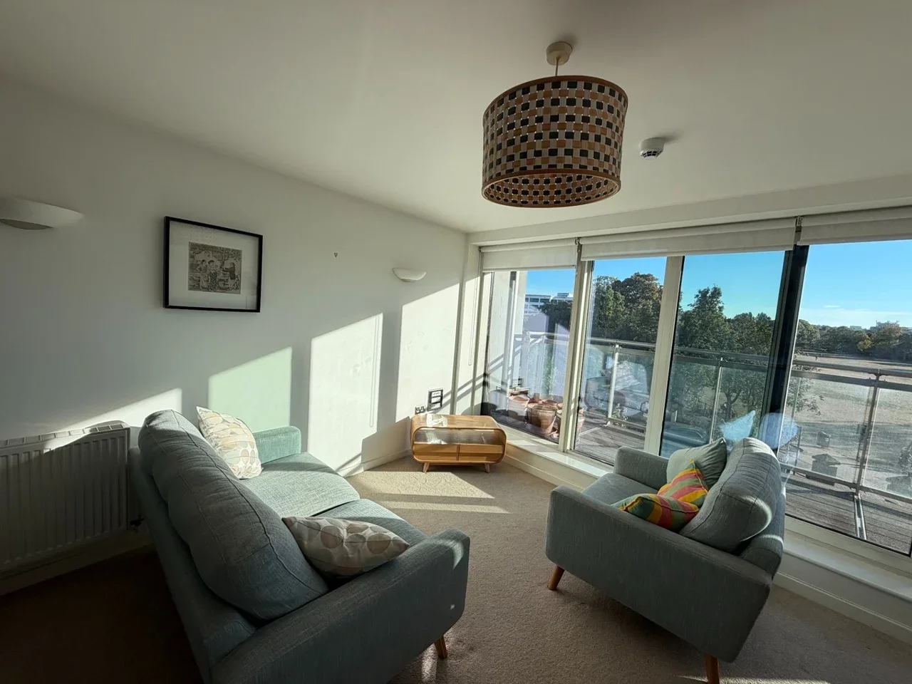 Flat Mapleton Road in Greater London