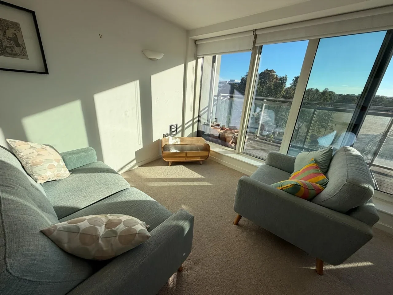 Flat Mapleton Road in Greater London