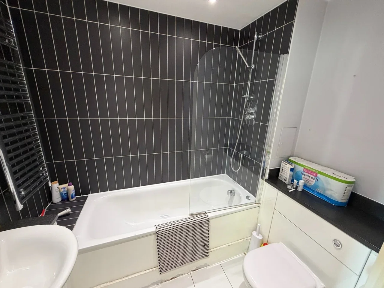 Flat Mapleton Road in Greater London