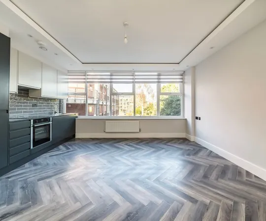 Flat Baker Street in Elmbridge