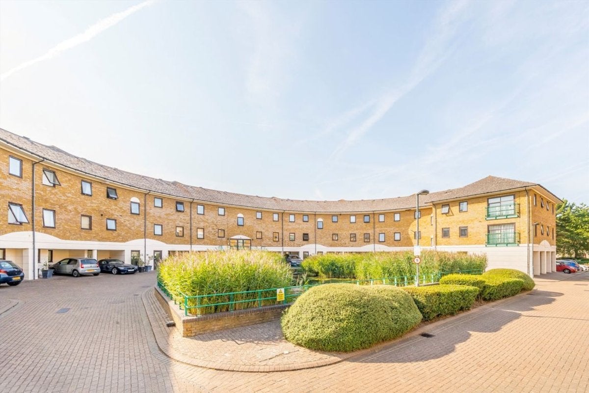 Flat Plover Way in Greater London