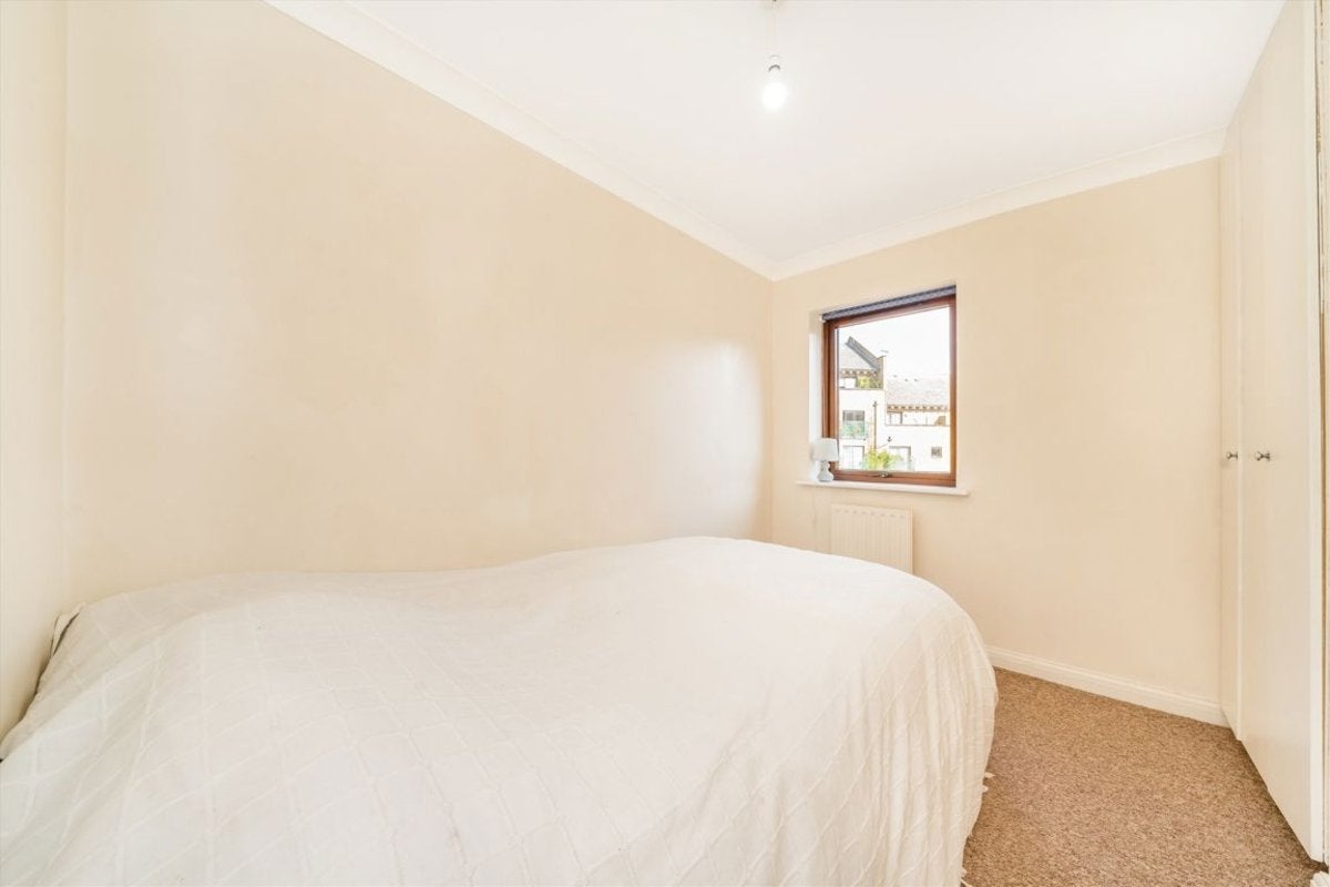Flat Plover Way in Greater London