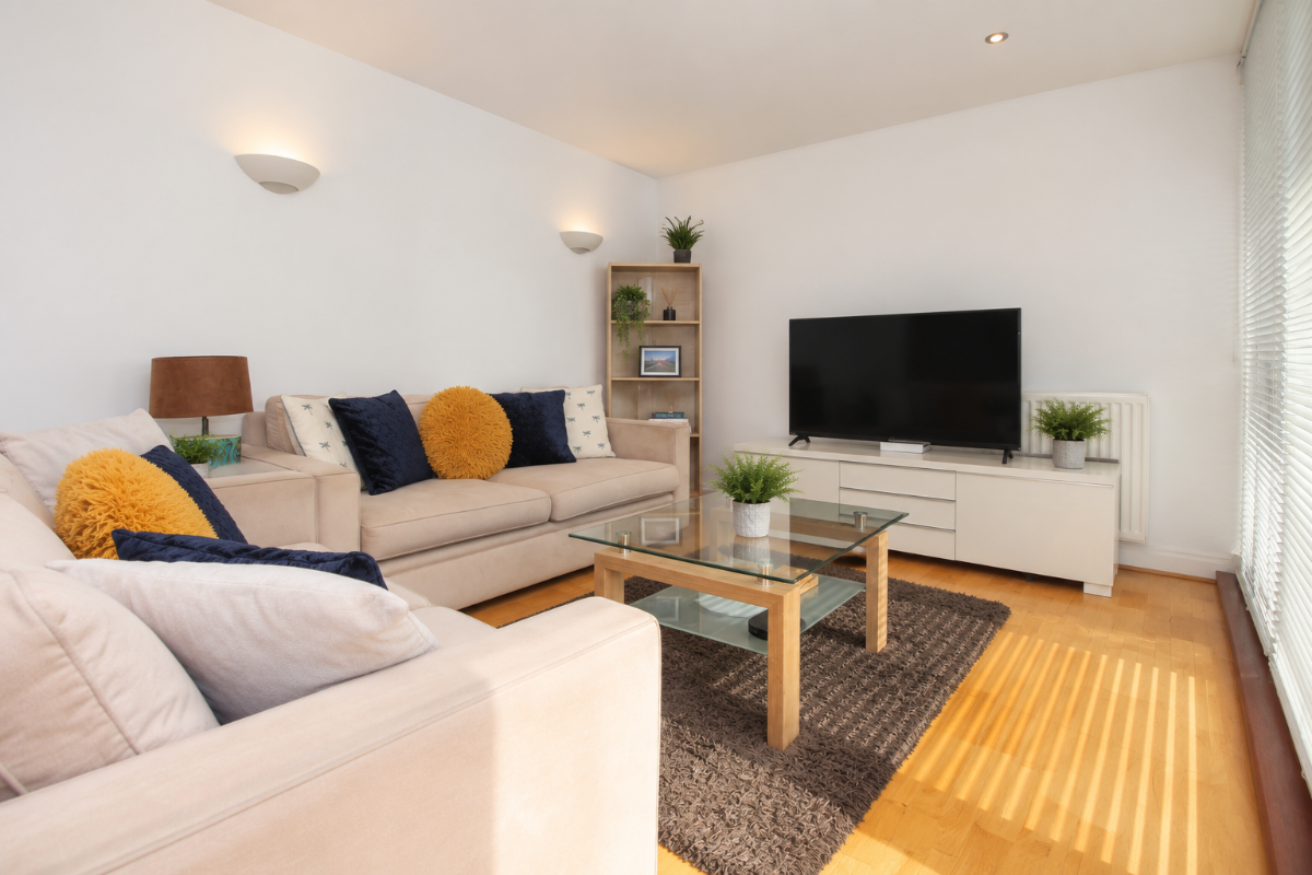 Flat Blackwall Way in Greater London