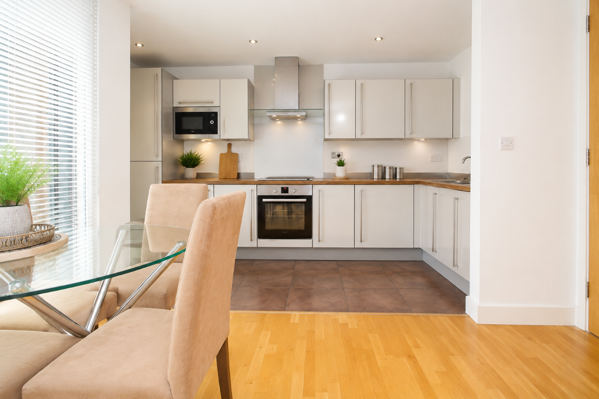 Flat Blackwall Way in Greater London