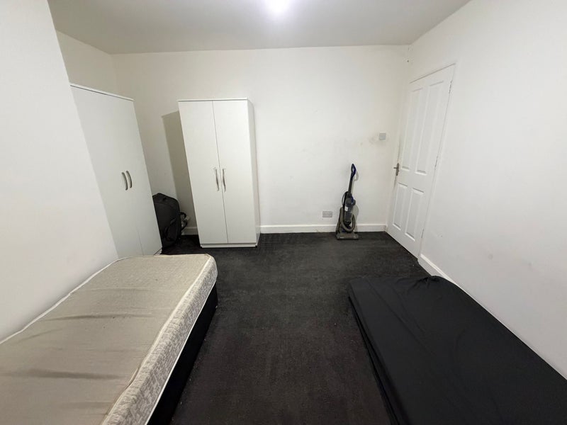 Room Westray Road in Manchester