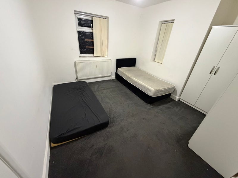 Room Westray Road in Manchester