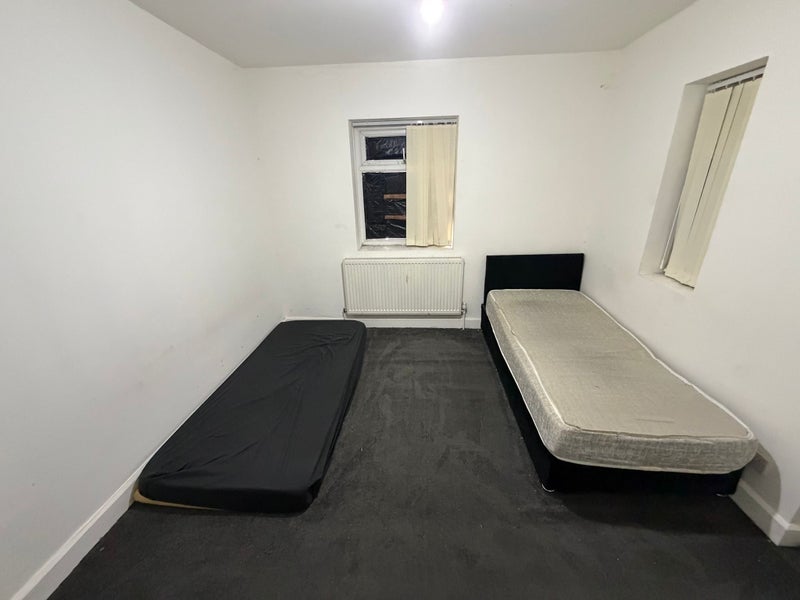 Room Westray Road in Manchester