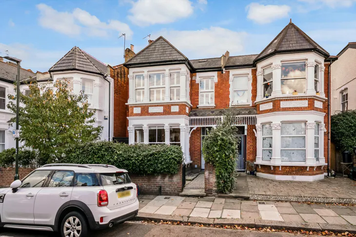 Flat Denton Road in Greater London