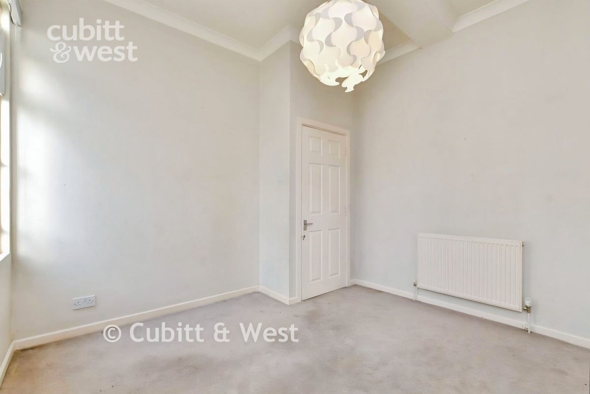 Flat Abelyn Avenue in Borough of Swale