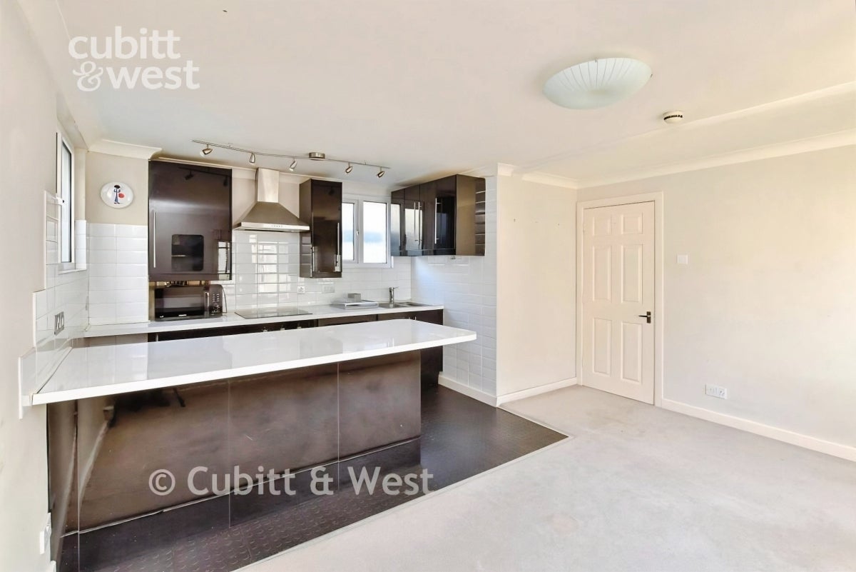 Flat Abelyn Avenue in Borough of Swale