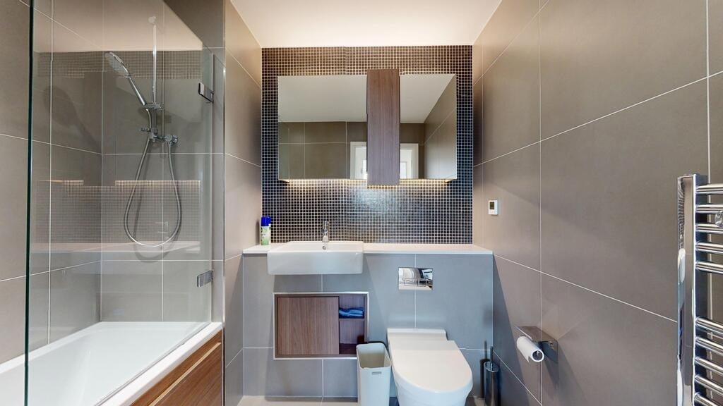 Flat Newnton Close in Greater London