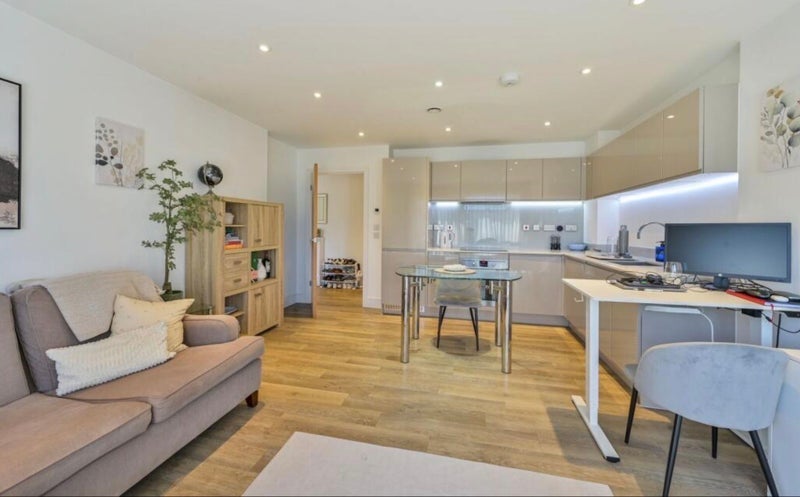 Flat Hartfield Road in Greater London
